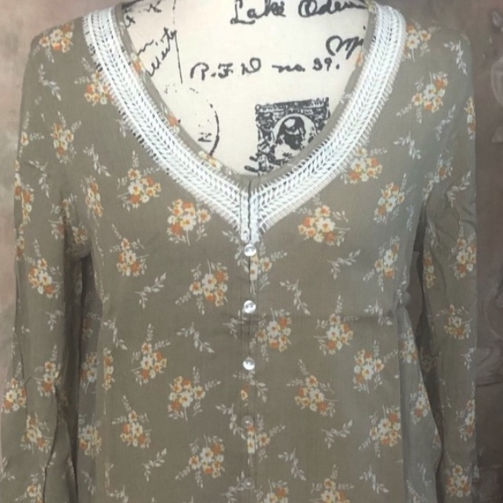 HIPPIE ROSE MEDIUM OLIVE GREEN FLORAL BUTTON FRONT TOP - Picture 5 of 6